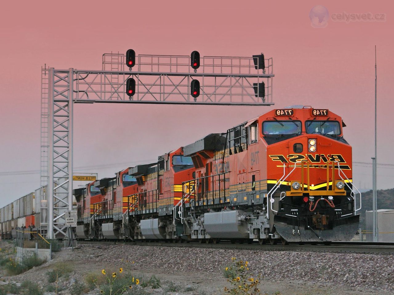 Foto: Bnsf Engine Leads A Train Running Elephant Style At Sunset, Cajon Blvd, Verdemont, California