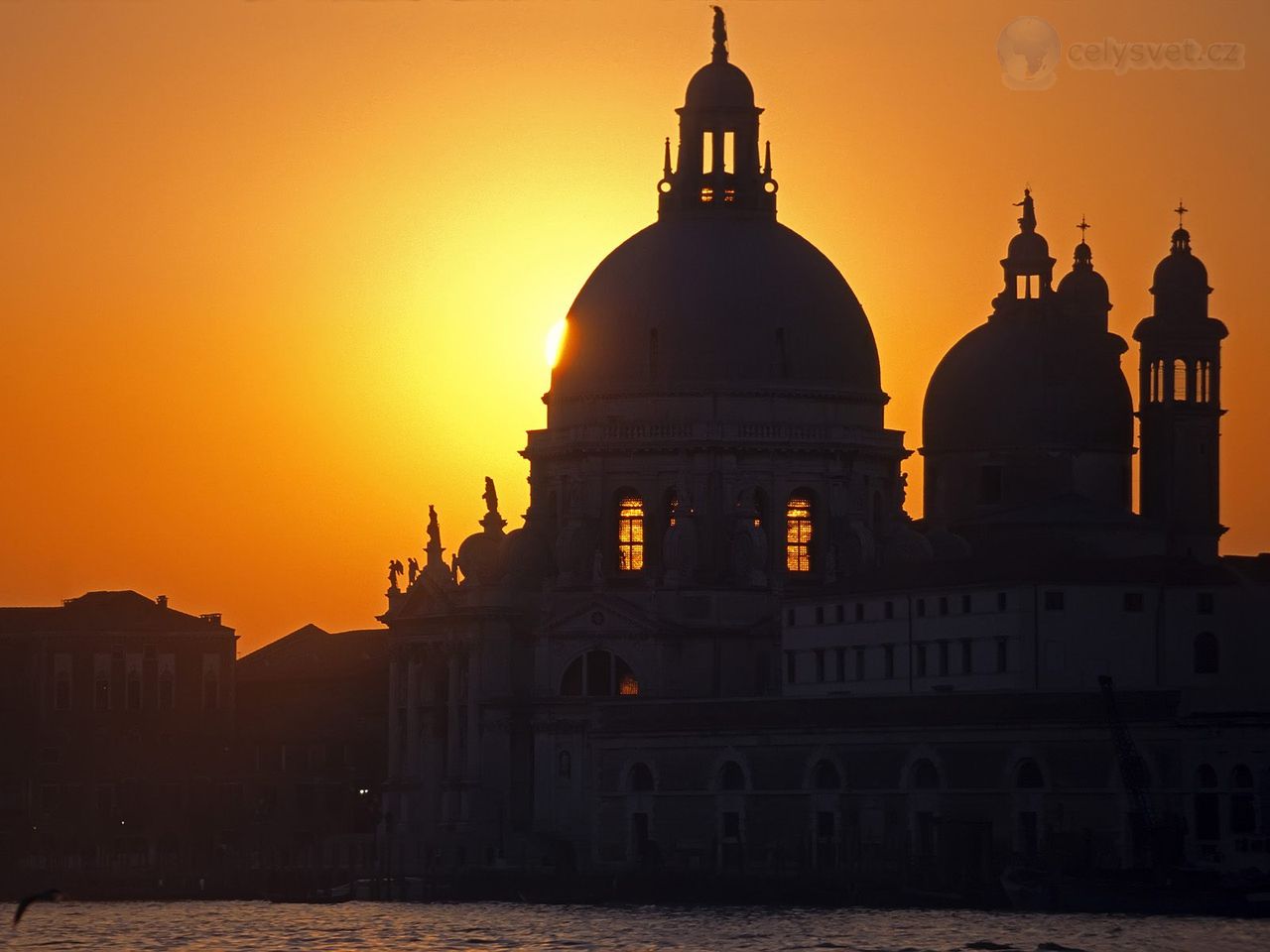 Foto: Salute In Sunset Fire, Venice, Italy