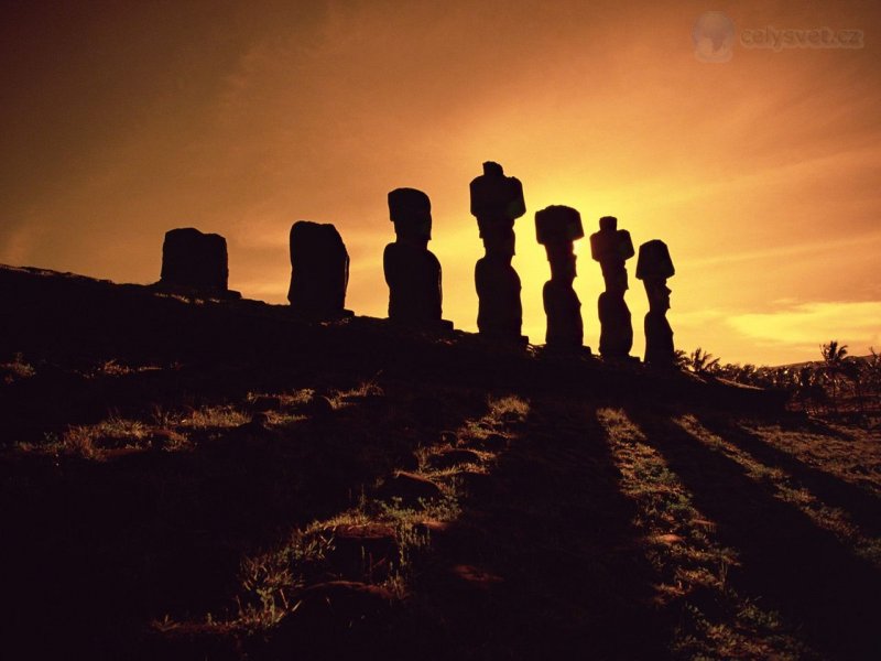 Foto: Moai Stone Statues At Sunset, Easter Island