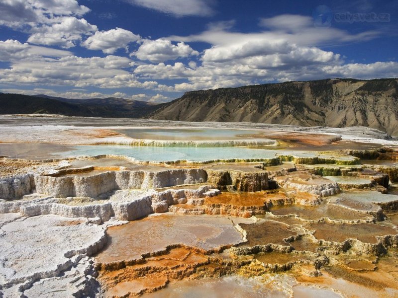 Foto: Terraces Atop Mammoth Hot Springs, Yellowstone National Park, Wyoming